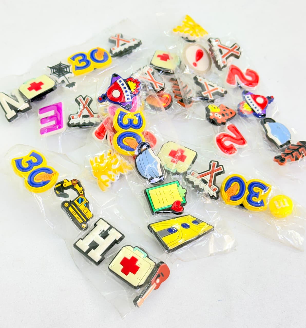 PACK DE 5 PINES DECORATICOS PARA CROCS - JIBBITZ