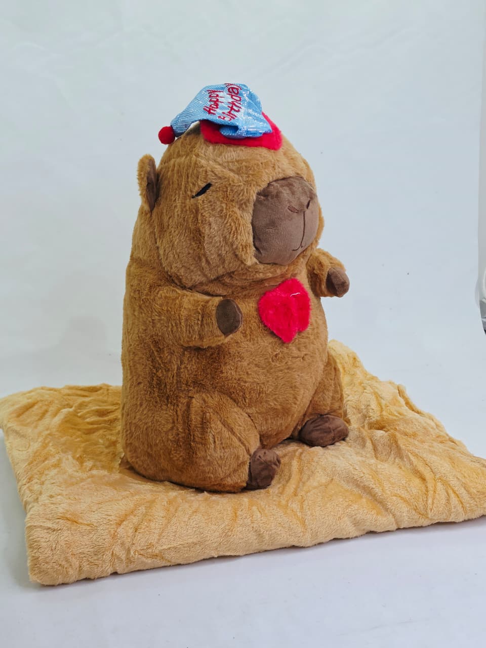 PELUCHES DE CAPYBARA CON MANTITA