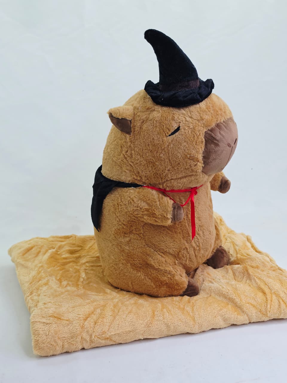 PELUCHES DE CAPYBARA CON MANTITA